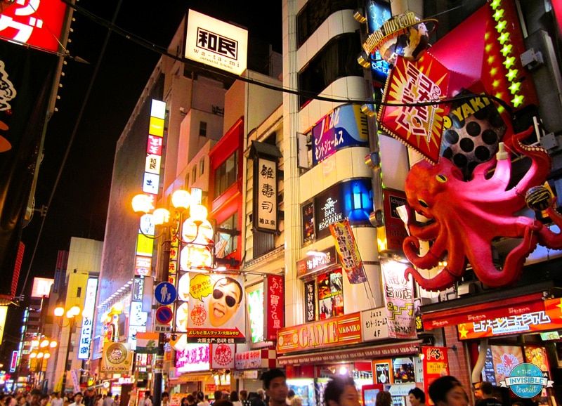 Dotonbori district in Osaka by night. Read an Osaka travel guide covering the best things to do in Osaka and food to eat in Osaka Japan! #travel #japan