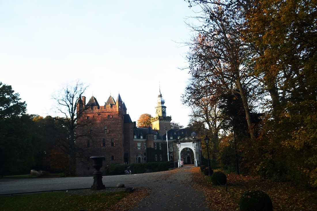 The Netherlands has beautiful castles only a day trip from Amsterdam/Utrecht. Read about 4 Dutch castles perfect for European castle lovers traveling in Europe!