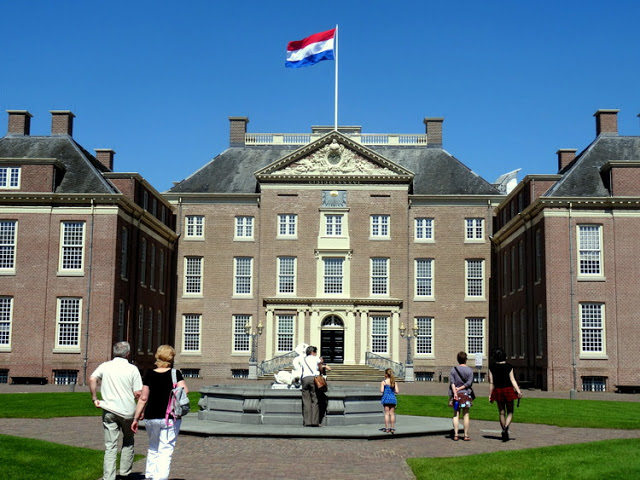 The Netherlands has beautiful castles only a day trip from Amsterdam/Utrecht. Read about 4 Dutch castles perfect for European castle lovers traveling in Europe!