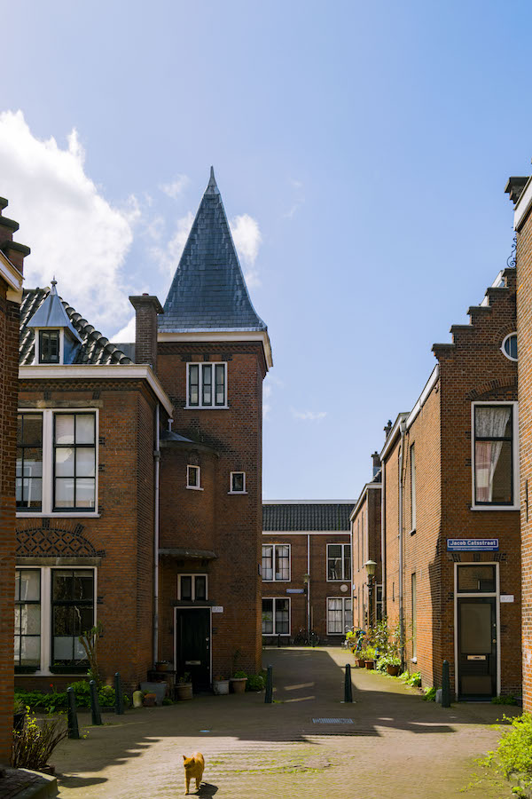 Wijnand Esserhof, a historic hofje and one of the secret places in the Hague that you'll want to visit in this guide to forgotten places in the Hague, the Netherlands. #travel #holland #denhaag