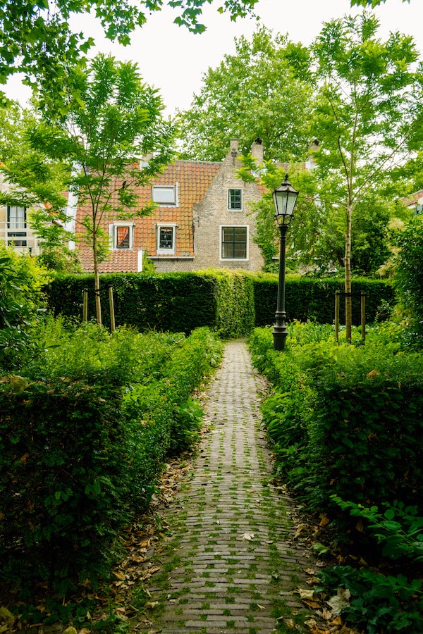 Back of the hofjes of Gouda, Holland. See the secret side to Gouda, a beautiful city to the Netherlands. #travel #gouda #netherlands #holland