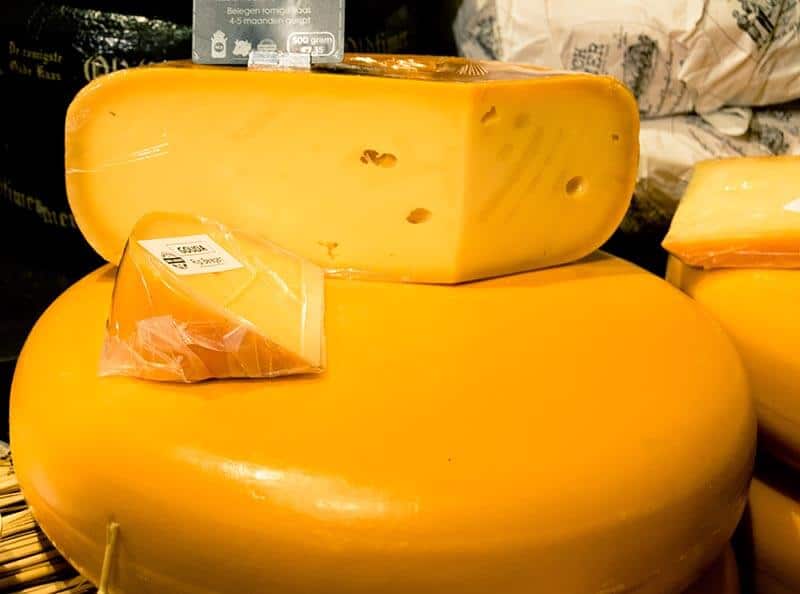 Frisch geschnittener Gouda-Käse, einer der besten niederländischen Käsesorten, die man in Holland probieren kann
