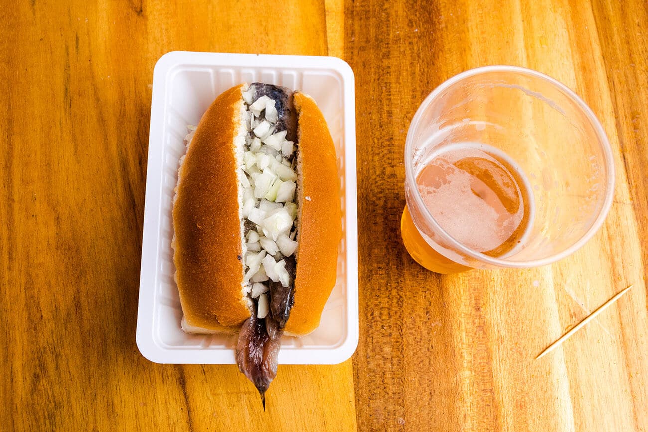 Sandwich mit Hollandse Nieuwe Haring am Vlaggetjesdag in Scheveningen