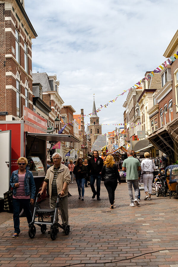 Keizerstraat, die Hauptstraße von Scheveningen am Vlaggetjesdag. 