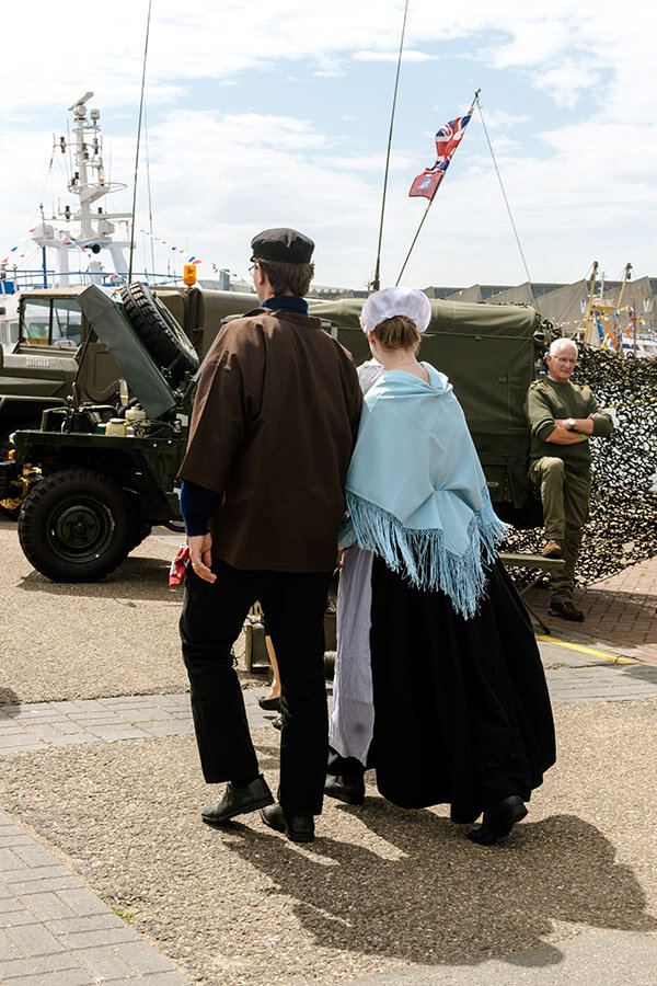 Ehepaar in Scheveninger Tracht am Vlaggetjesdag in Scheveningen.