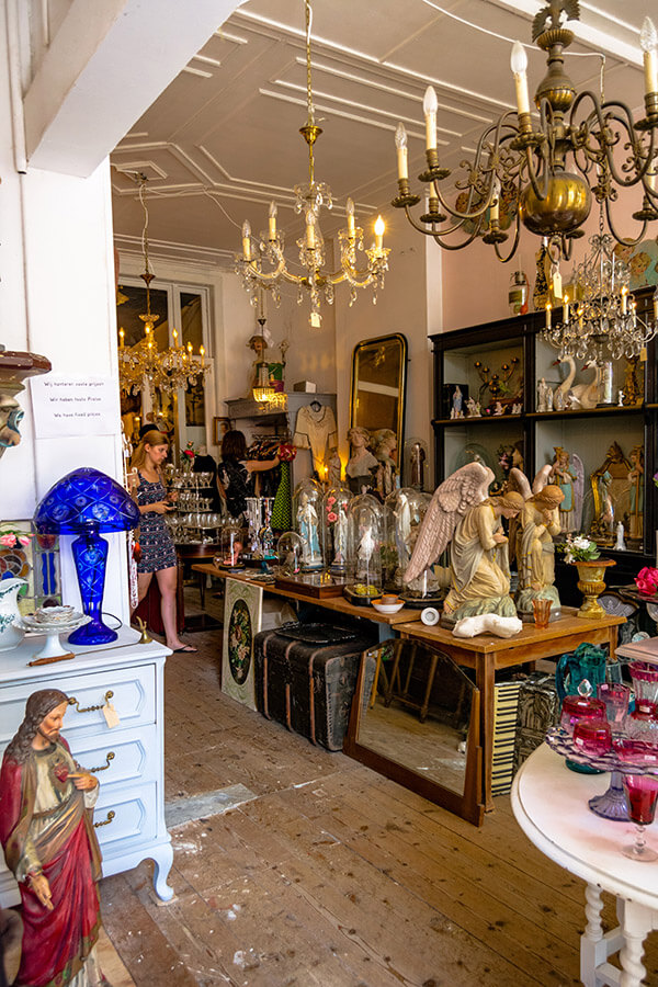 Antique shopping along Langeviele in Middelburg, one of the best Dutch cities to go antique shopping in! #travel #antiques #netherlands