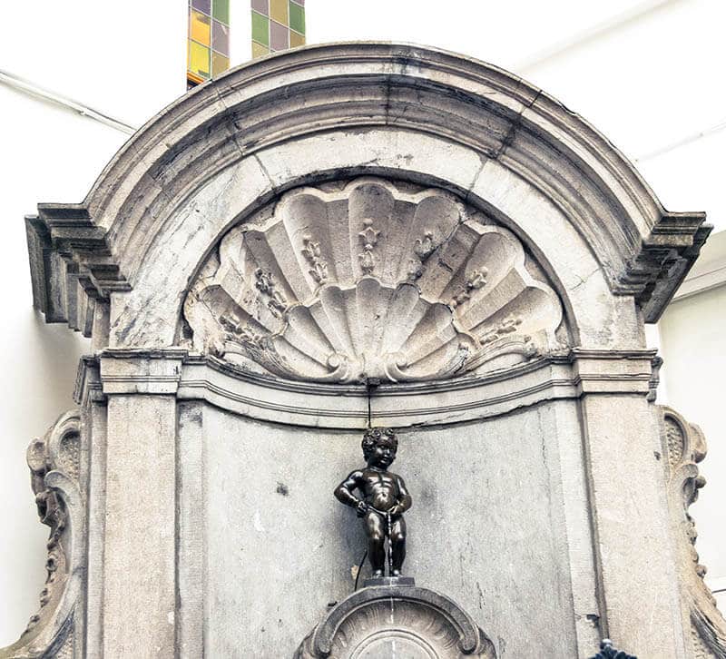 The famous statue, Manneken Pis, is a landmark of Brussels that you can't miss during your weekend in Brussels. #travel #brussels #bruxelles #belgium