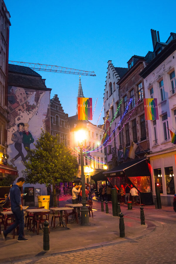 Brüssel bei Nacht mit einem Comic-Wandbild beleuchtet.  Wenn Sie Brüssel an einem Wochenende erkunden, werden Sie viele schöne Wandbilder finden, die Belgiens berühmteste Comics zeigen! #Reisen #Brüssel #Bruxelles #Belgien #Europa #Straßenkunst