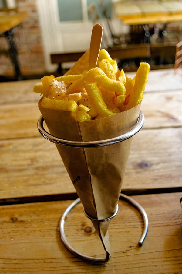 Delicious frites from Frietboetiek BT'je Anders, one of the best frites in Zeeland! If you're visiting Middleburg, you must shop for frites. #travel #food #frites #middelburg #zeeland