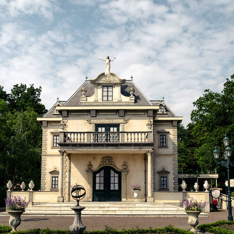 Villa Volta, one of the best rides at Efteling Theme Park.  This crazy ride will mess with your mind... travel