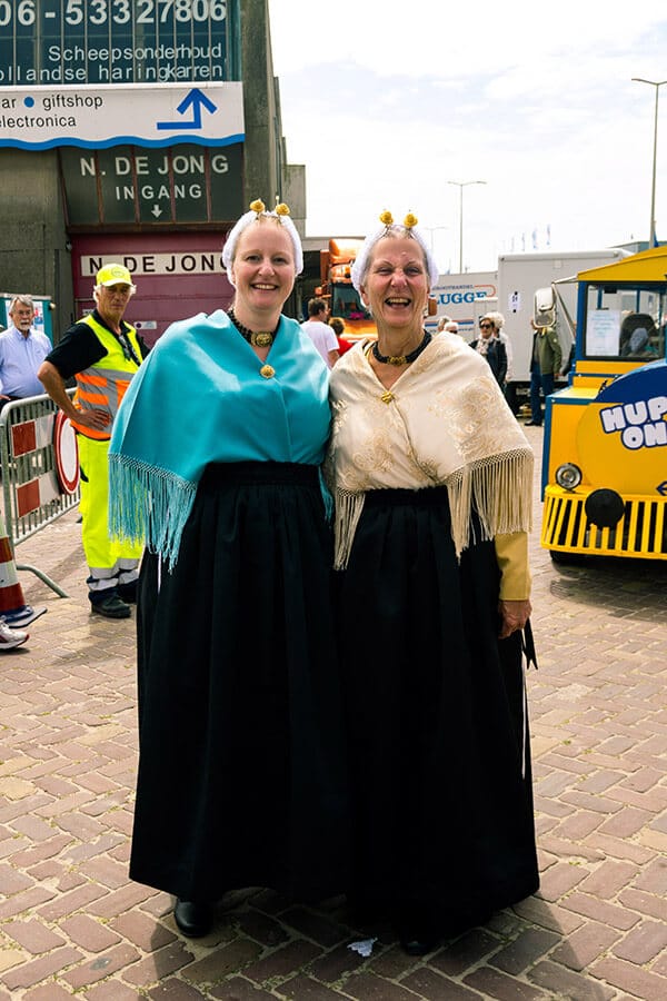 Frauen in Scheveninger Tracht, der traditionellen Kleidung von Scheveningen, am Vlaggetjesdag in Scheveningen.  