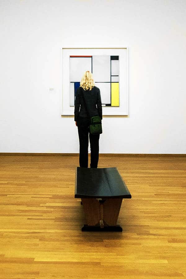 Frau bewundert ein Mondrian-Gemälde im Gemeentemuseum in Den Haag, das die größte Mondrian-Sammlung der Welt besitzt. #kunst #mondrian #mondriaan #kunst