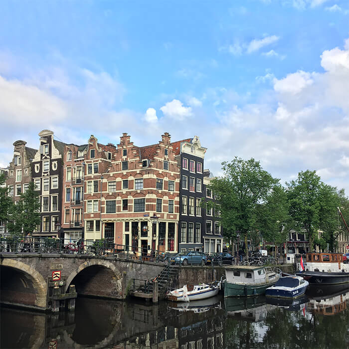 Intersection of Papiermolensluis and Brouwersgracht, one of the most beautiful parts of the Jordaan tha you can't miss on your trip to Amsterdam! #jordaan #amsterdam #canalhouses #holland #netherlands