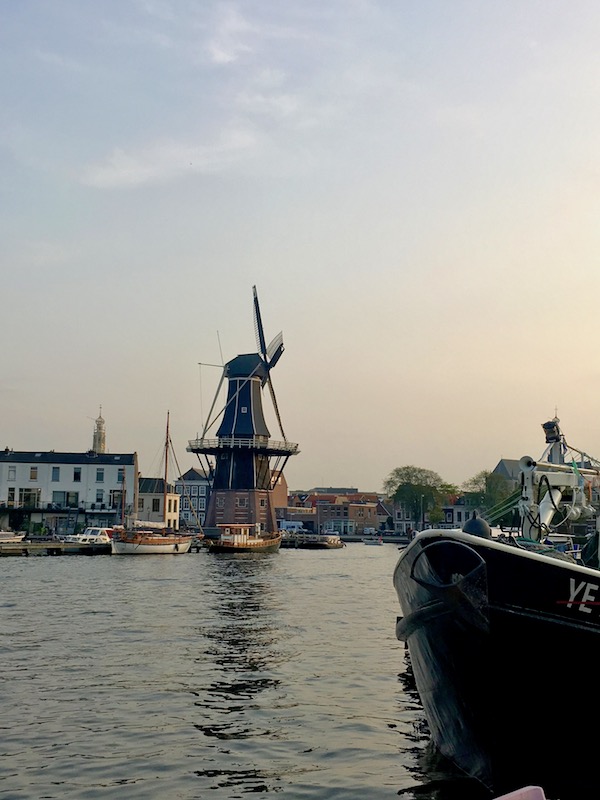 Molen De Adriaan, eine Windmühle in Haarlem, die Niederlande.Lesen Sie Tipps für die besten Dinge, die Sie in Haarlem tun können, und holen Sie sich Ihren kompletten Reiseführer für einen Tag in Haarlem, einen Tagesausflug von Amsterdam aus! #Niederlande #Niederländisch #Amsterdam #Haarlem #Holland