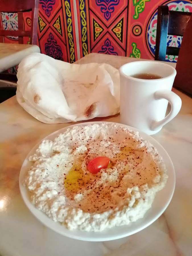 Fladenbrot und Hummus im Beduinenzelt, einem beliebten Restaurant in Downtown Brooklyn. 