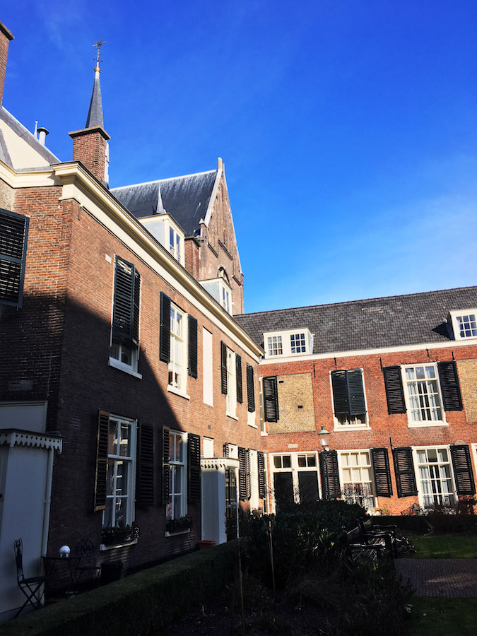 Rusthof Stitching, one of the cutest hofjes in the Hague. These historic courtyards in the Hague are a guarded secret. #travel #holland #denhaag #hague