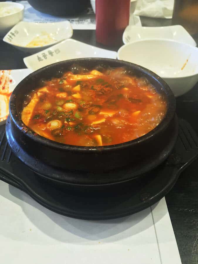 Köstliche koreanische Suppe in einem koreanischen 24-Stunden-Restaurant in der Nähe des JFK!