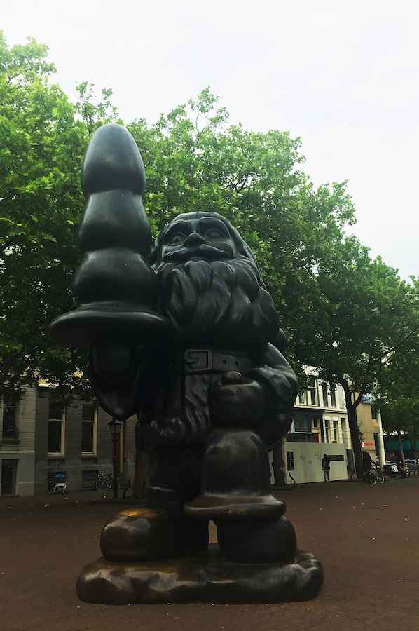 Santa Claus statue in Rotterdam by artist Paul McCarthy, one of the best things to see in Rotterdam. #travel #art #rotterdam