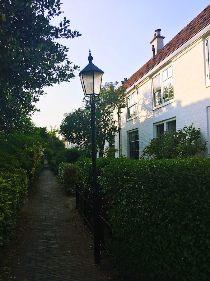 Mallemolen 55, one of the most beautiful and well preserved working hofjes in the Hague. Read this insider's guide to the Hague! #travel #denhaag #hofje