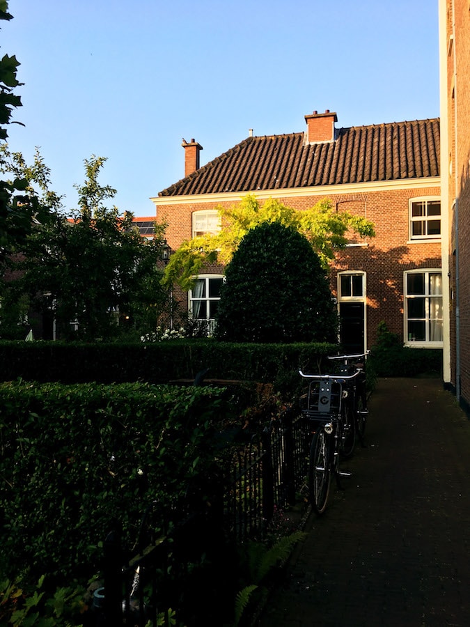 hofje Schuddegeest, a beautiful hofje in the Hague that you'll want to visit. This secret part of the Hague is hidden from street view! #travel #holland #hofje