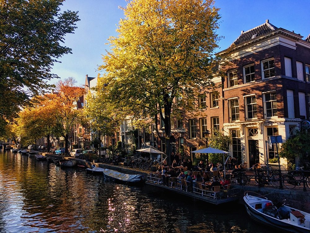 Schöne Gracht in Amsterdam. Lesen Sie Ihre perfekte Reiseroute für drei Tage in Amsterdam!