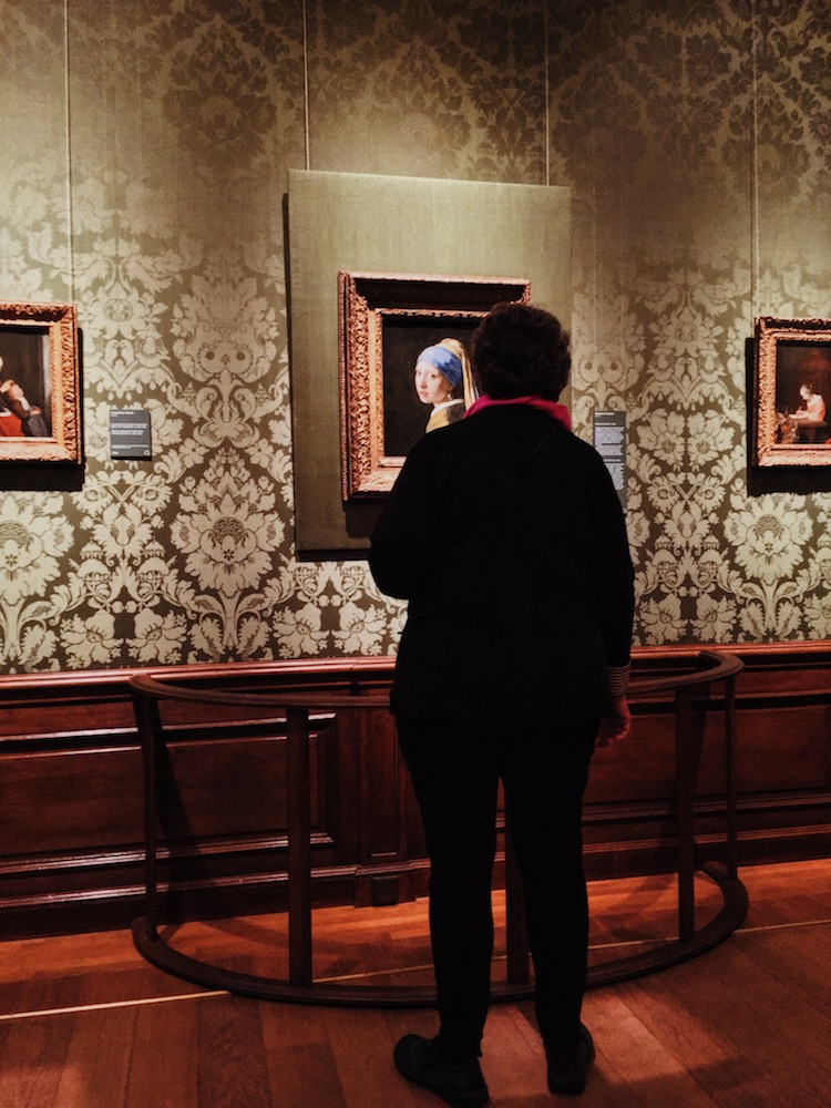 Frau bewundert das Mädchen mit dem Perlenohrring im Mauritshuis in Den Haag. Lesen Sie, was Sie in Den Haag unternehmen können! #Reisen #Kunst #Niederlande #Nederland #denhaag #Den Haag #Europa