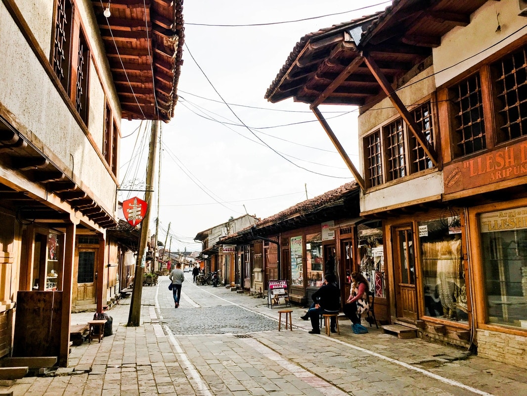 Foto vom Großen Basar von Gjakova. Entdecken Sie die Schönheit des Kosovo und die besten Städte, die Sie im Kosovo besuchen können, mit Hilfe der Fotografie.