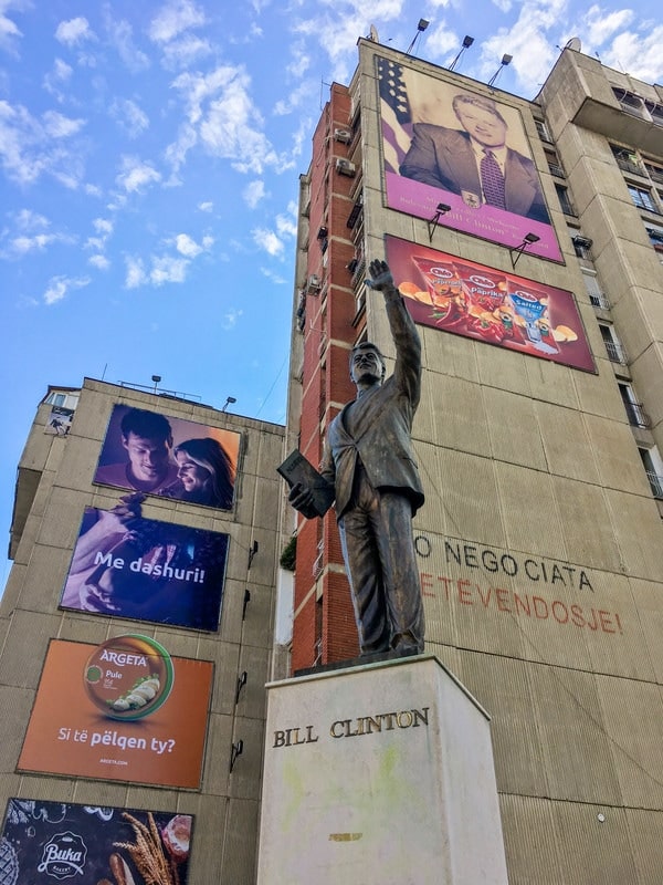 Foto der Bill Clinton Statue in Pristina Kosovo. Entdecken Sie mehr verrückte Dinge im Kosovo zu tun. (fotot e kosovës)