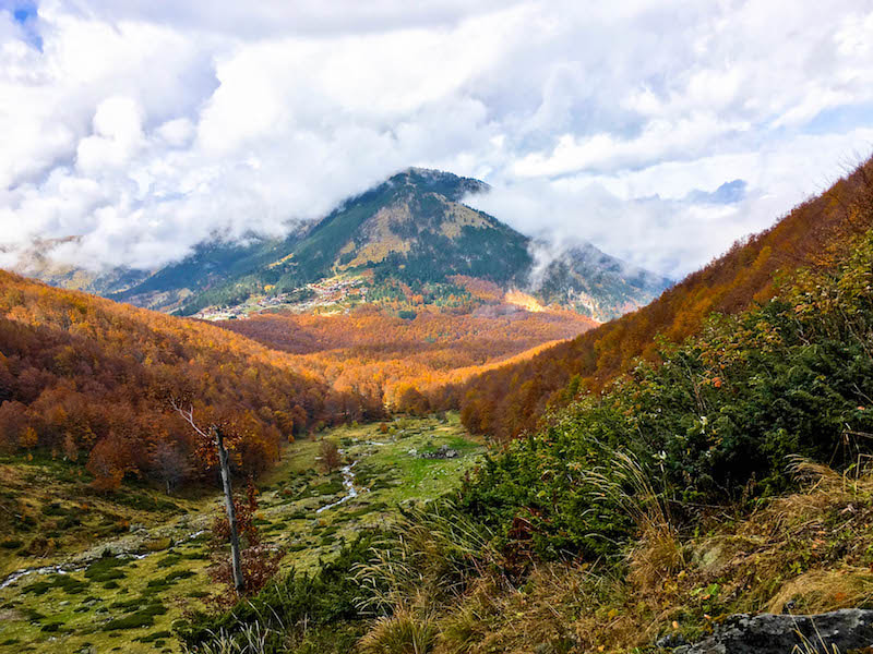 Foto vom Gipfel des Prevalle-Felsens im Kosovo. Sehen Sie mehr schöne Kosovo Tourismus zu sehen, warum Kosovo Tourismus wächst.