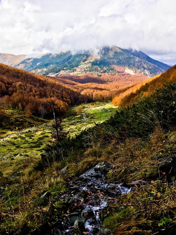 Foto von Bergen im Kosovo. Sehen Sie sich weitere schöne Fotos aus dem Kosovo an, um Ihre Reise in den Balkan zu inspirieren. #Fotografie #Berge #Kosovo #Fall #Balkan