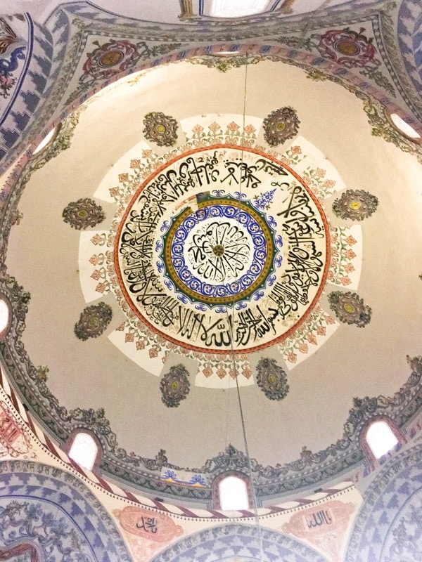 Foto der Sinan-Pascha-Moschee im Kosovo. Sehen Sie sich die schönen Gemälde in der Sinan-Pascha-Moschee an.