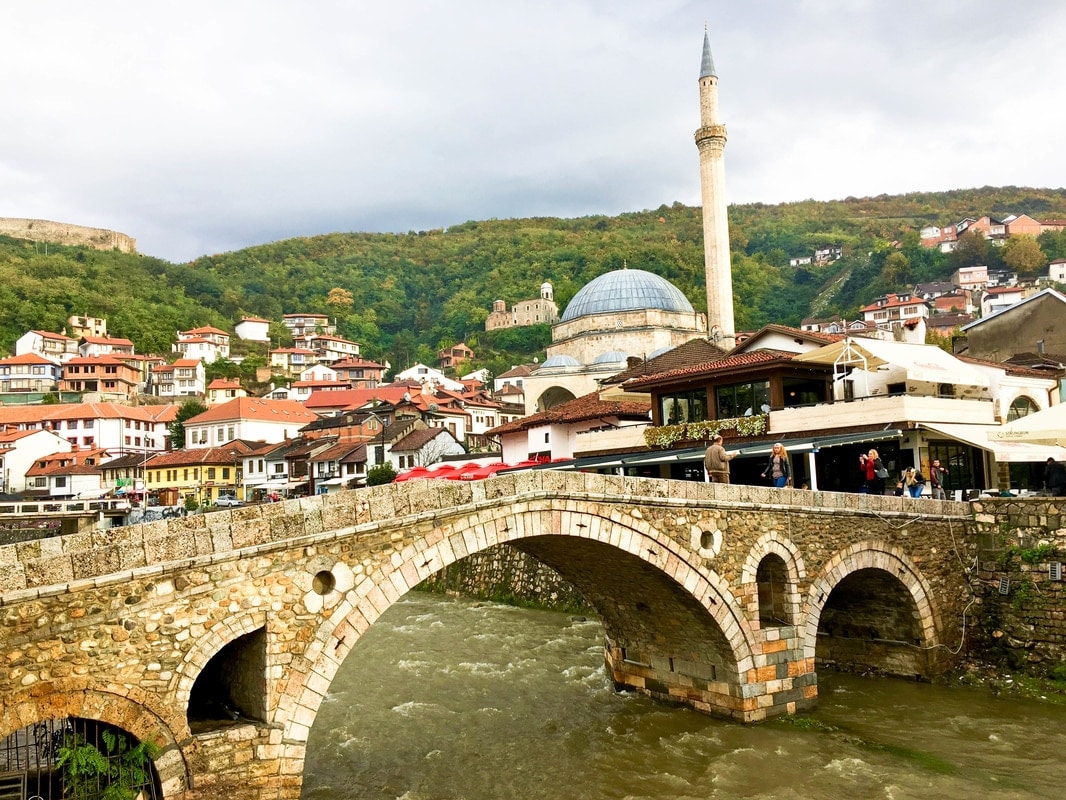 Die schöne Alte Steinbrücke von Prizren. Sehen Sie weitere schöne Fotos aus Prizren mit Fotos, die das Fernweh wecken!