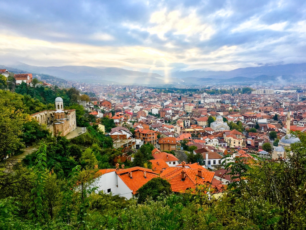 Schöne Aussicht von Kalaja e Prizrenit in Prizren Kosovo. Sehen Sie den besten Ort zum Fotografieren in Prizren und weitere schöne Fotos von Prizren Kosovo