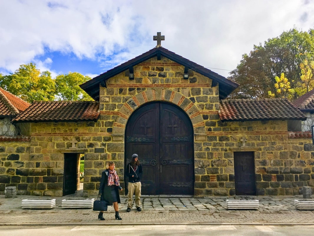 Foto vom Tor vor der Gračanica-Kirche im Kosovo. Entdecken Sie schöne Kosovo-Fotos aus dem Balkan.