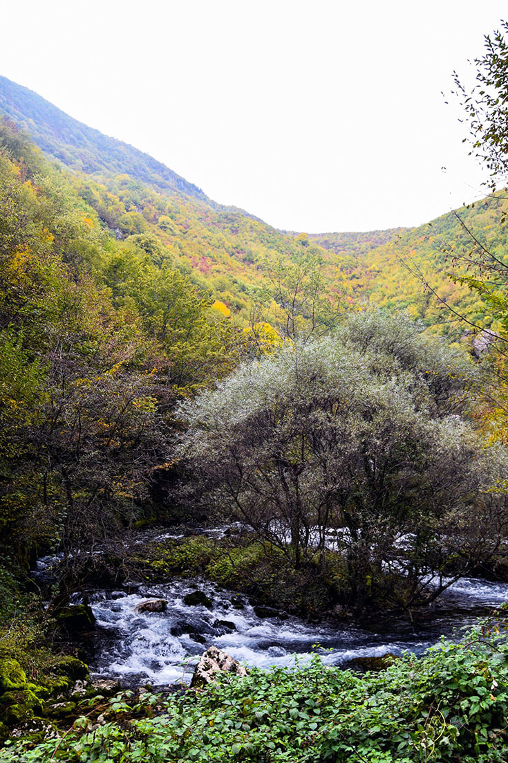 Foto eines Flusses in der Nähe von Peja. Entdecken Sie die beste Natur im Kosovo durch schöne Bilder von Kosovo. #Kosovo #Reisen #Wasserfall #Fall