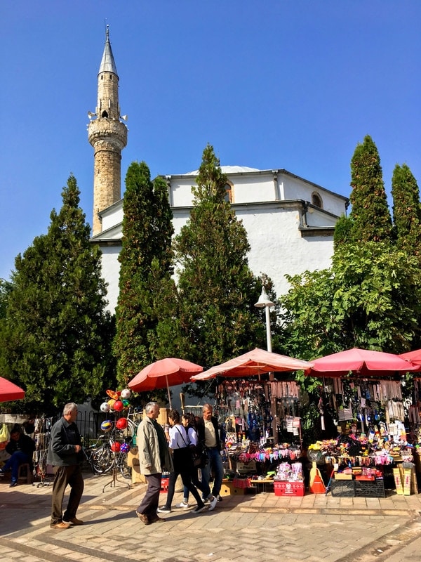 Tregu në Pejë në Kosovë. Vizitoni Pejën për një treg të bukur në Kosovë
