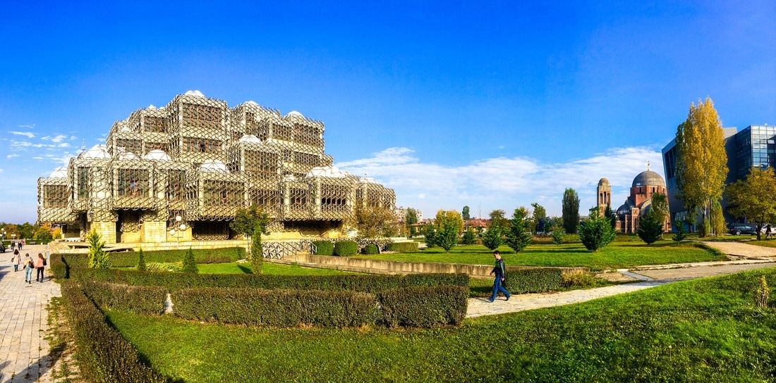 Foto der Nationalbibliothek in Pristina, Kosovo. Sehen Sie die interessante Architektur im Kosovo! 