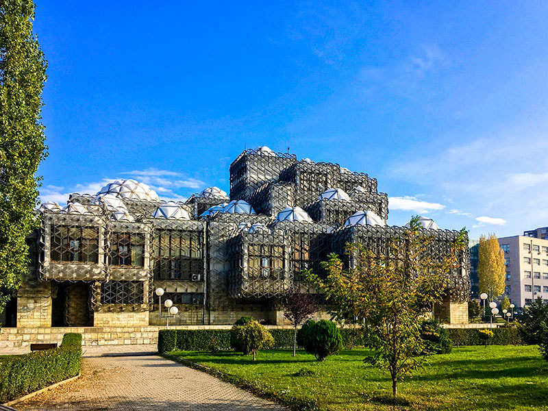 Foto der Nationalbibliothek in Pristina, Kosovo. Entdecken Sie, warum Sie dieses Balkanland auf Ihre Bucket List setzen sollten! (foto te bukura kosovare)