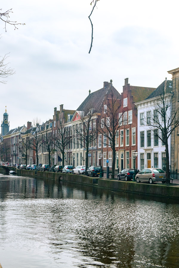 Grachtenhäuser in Leiden, Niederlande.   Dieser wunderschöne Tagesausflug von Amsterdam aus diente als Kulisse für die Miniserie "Der Miniaturist"!  #Reisen #Leiden #Niederlande #Holland