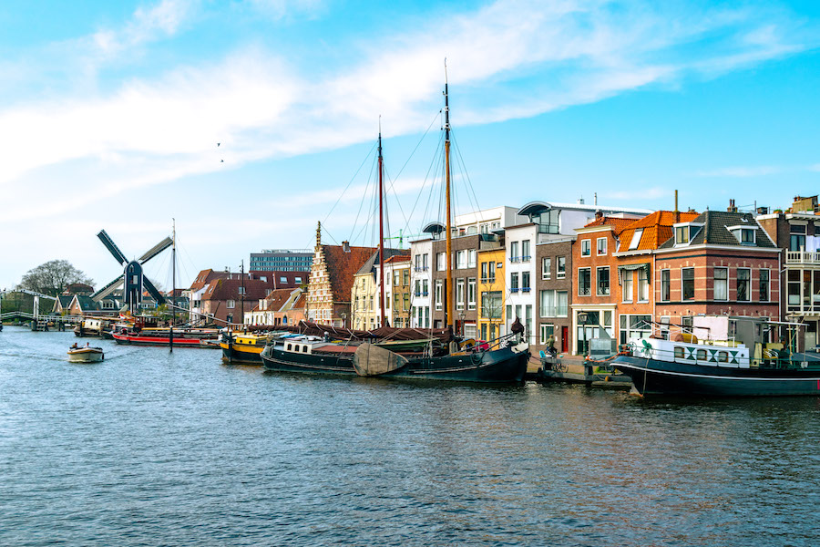 Kort Galgewater, one of the best things to do in Leiden, the Netherlands. Read your city guide to Leiden! #travel #Leiden #holland #canals #molen #windmills #Netherlands