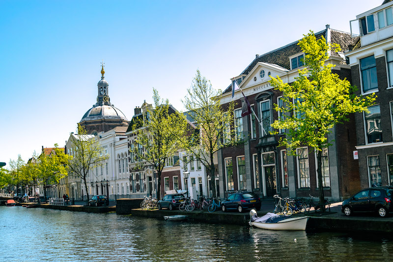 Oude Singel, one of the most beautiful canals in Leiden. You can see the canals without the crowds in Leiden. Take a day trip to Leiden! #travel #leiden #canals #netherlands 