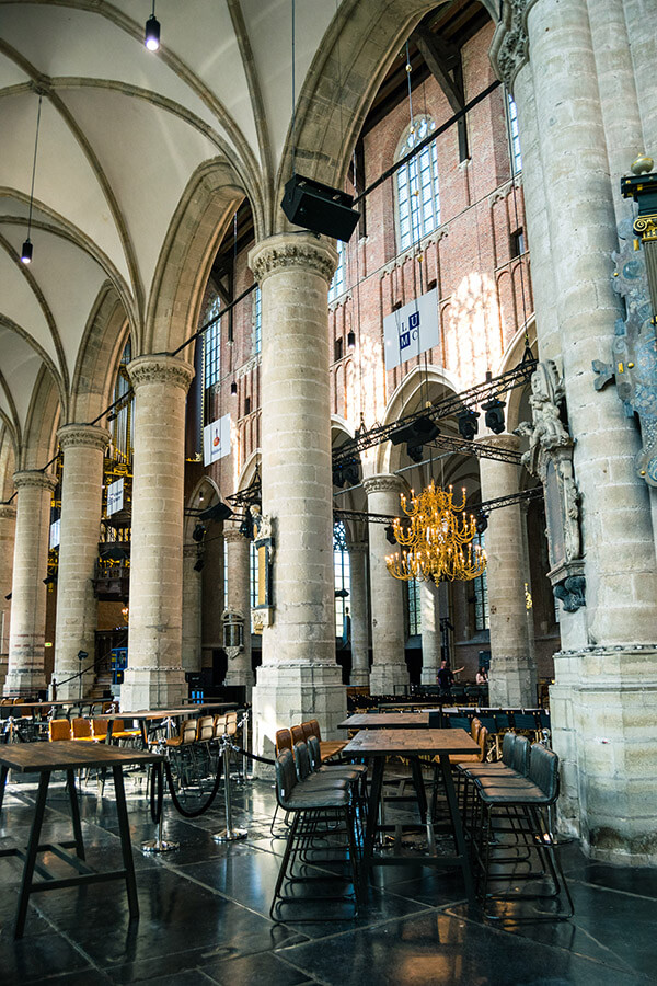 Foto der Pieterskerk, einer der Orte, an denen der Miniaturist in Leiden gefilmt wurde.  Diese schöne niederländische Kirche ist ein Muss in Leiden! #Reisen #Leiden #Holland