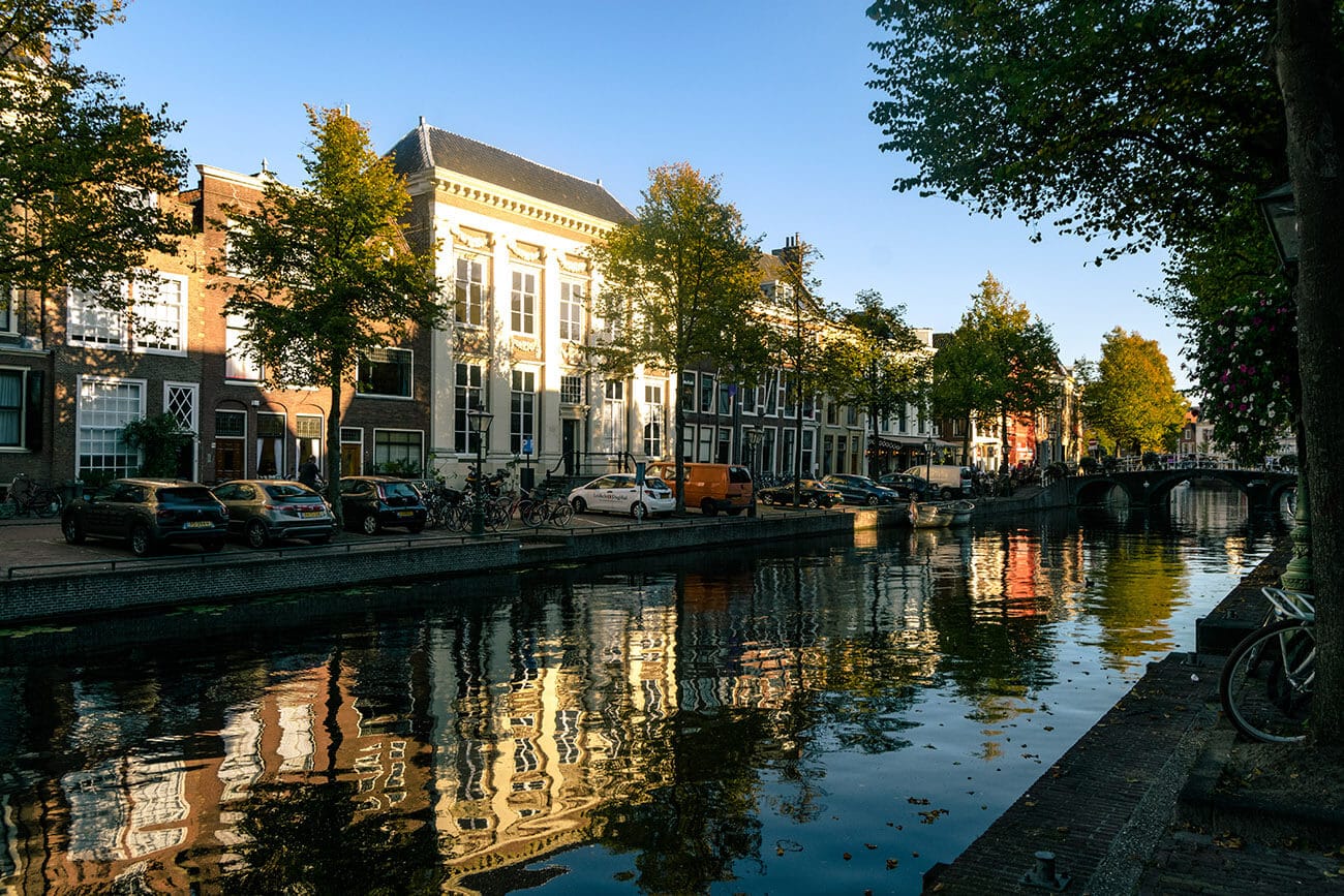 Wunderschöne Gebäude entlang der Rapenburg, die den gleichen Rahmen zeigen, wie er von Nellas Haustür in der Miniaturisten-Miniserie zu sehen ist.  Sehen Sie die echten Drehorte des Miniaturisten! #Reisen #Holland #Literatur 