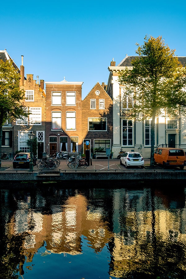 Schöner Kanal, der die Häuser aus der Miniserie "Der Miniaturist" zeigt.  Dieses britische Buch, das zur Miniserie wurde, wurde in Leiden in den Niederlanden gedreht. #Reisen #Niederlande #Leiden 