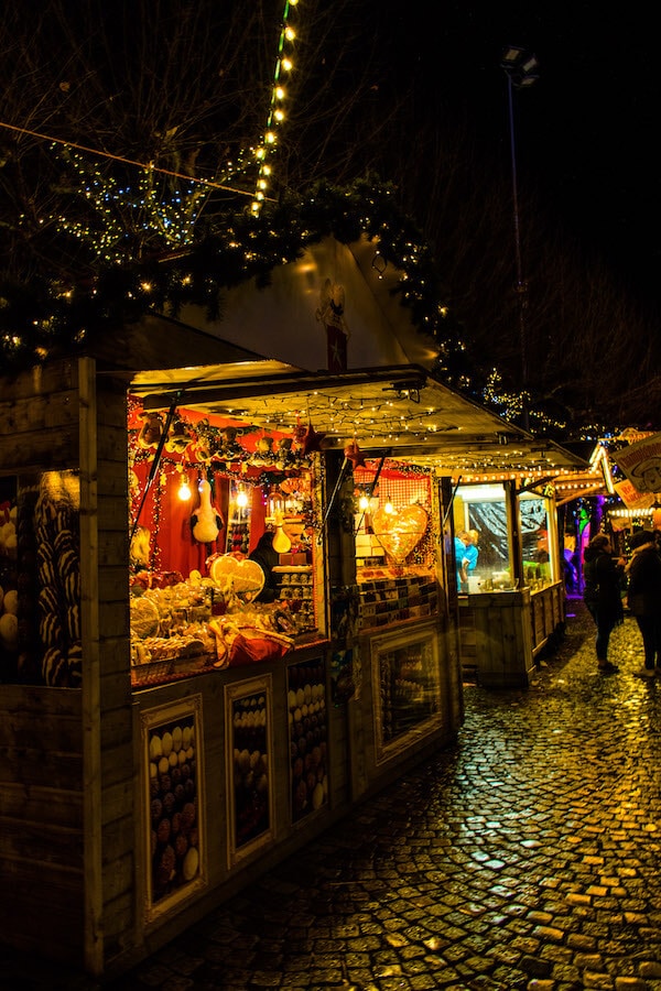 Wunderschöne Weihnachtsbude auf dem Magischen Maastrichter Weihnachtsmarkt in Maastricht.