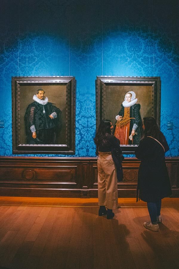 Woman enjoying visiting the Mauritshuis in the Hague