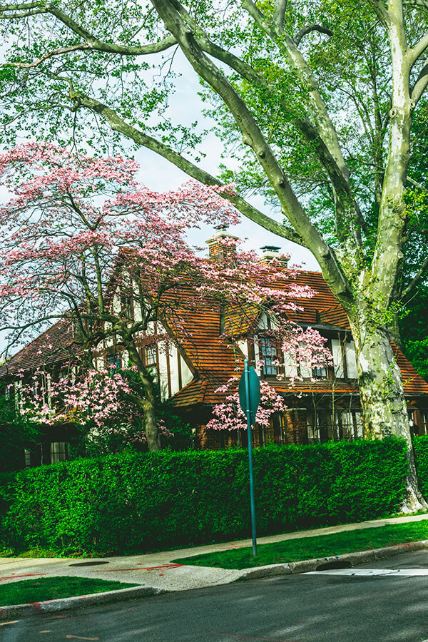 Ein wunderschönes Haus in Forest Hills Gardens in Queens, eine der ungewöhnlichsten Sehenswürdigkeiten in New York City!