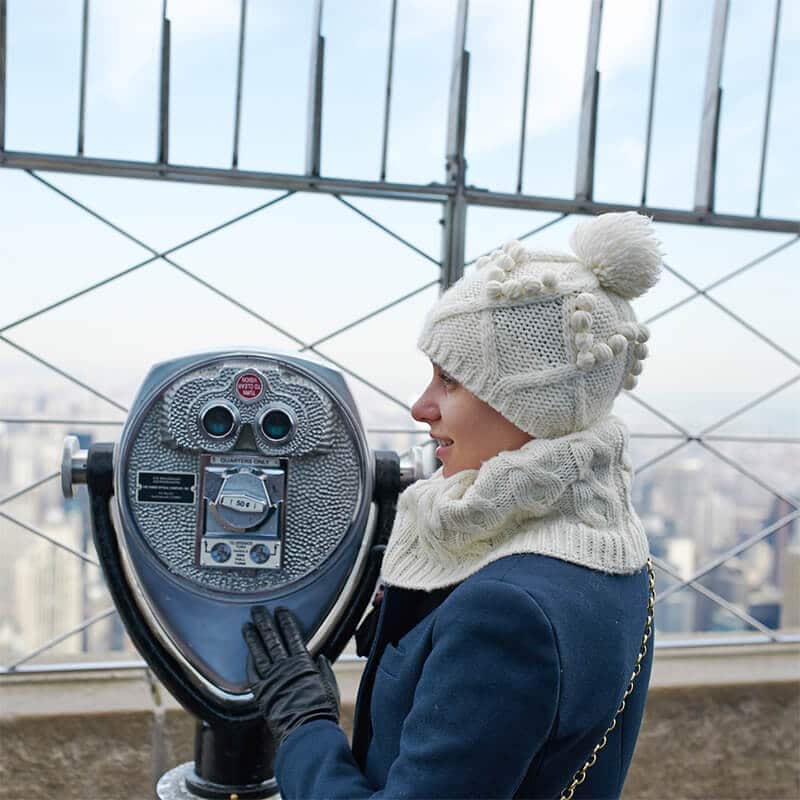 Ein Mädchen bewundert die Aussicht vom Empire State Building im Winter in New York, eine der magischsten Zeiten für einen Besuch in NYC! #Reisen #NYC #NewYorkCity