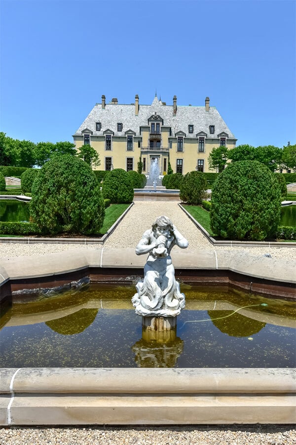 Beautiful garden at Oheka Castle in Huntington Long Island.  This spacious mansion built during the gilded age is said to have inspired Fitzgerald to write the Great Gatsby! #travel #books #NewYork #longisland