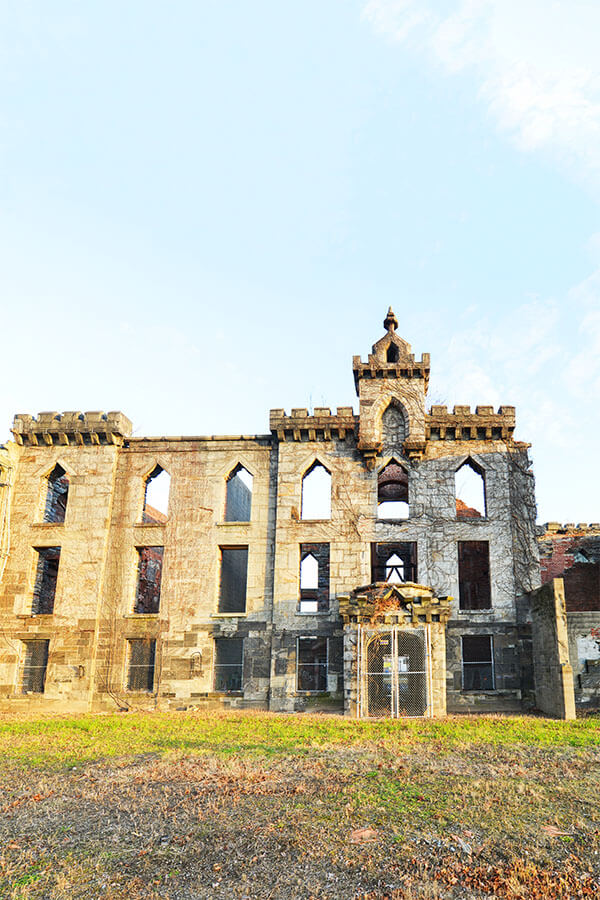 Beautiful ruins of the smallpox hospital on Roosevelt Island. This off the beaten path spot in New York City is perfect for lovers of abandoned buildings! #travel #newyorkcity #abandoned #newyork